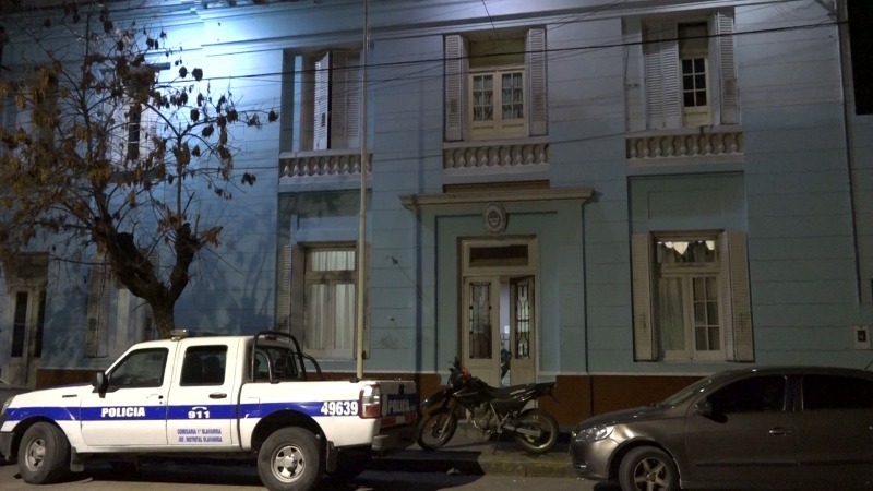 Le pegaron un botellazo, le robaron y se fugaron